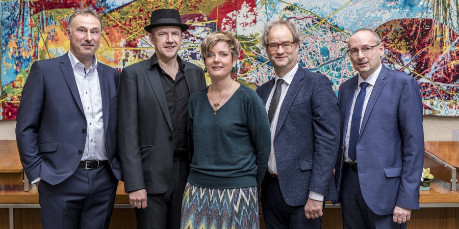 Districtscollege Deurne (v.l.n.r. Philip Van Acker, Frank Vercammen, Elke Brydenbach, Tjerk Sekeris, Freddy Lorent) Districtscollege Deurne (v.l.n.r. Philip Van Acker, Frank Vercammen, Elke Brydenbach, Tjerk Sekeris, Freddy Lorent)